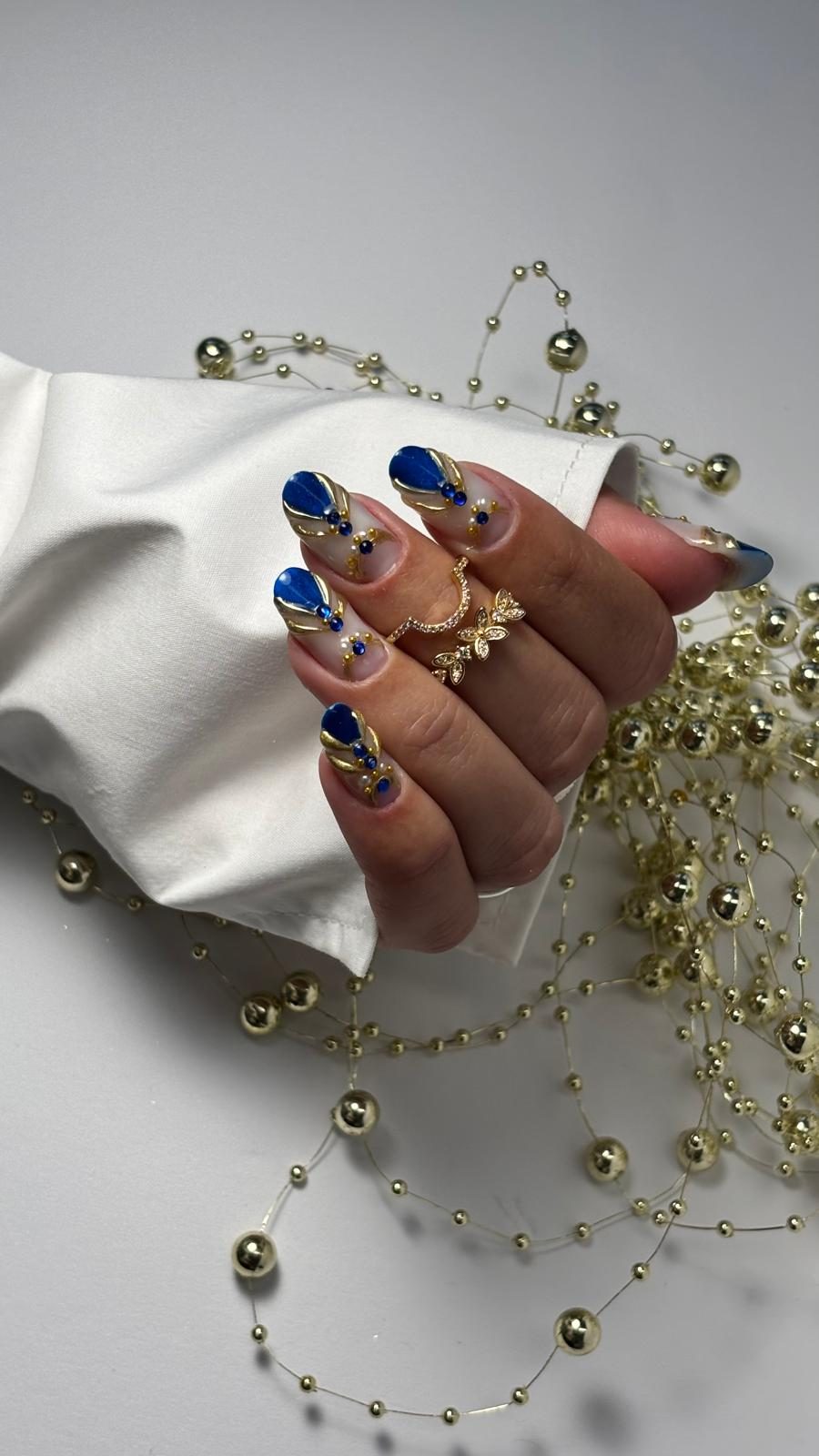 Nagelmodellage: Königsblau mit Gold und Strasssteinen