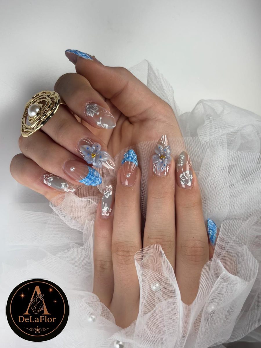 Nagelmodellage: blau-graues Design mit 3D-Blumen