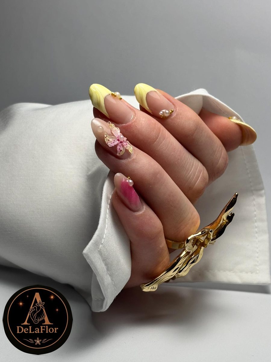 Nagelmodellage: gelbes French mit 3D-Schleife und Perlen
