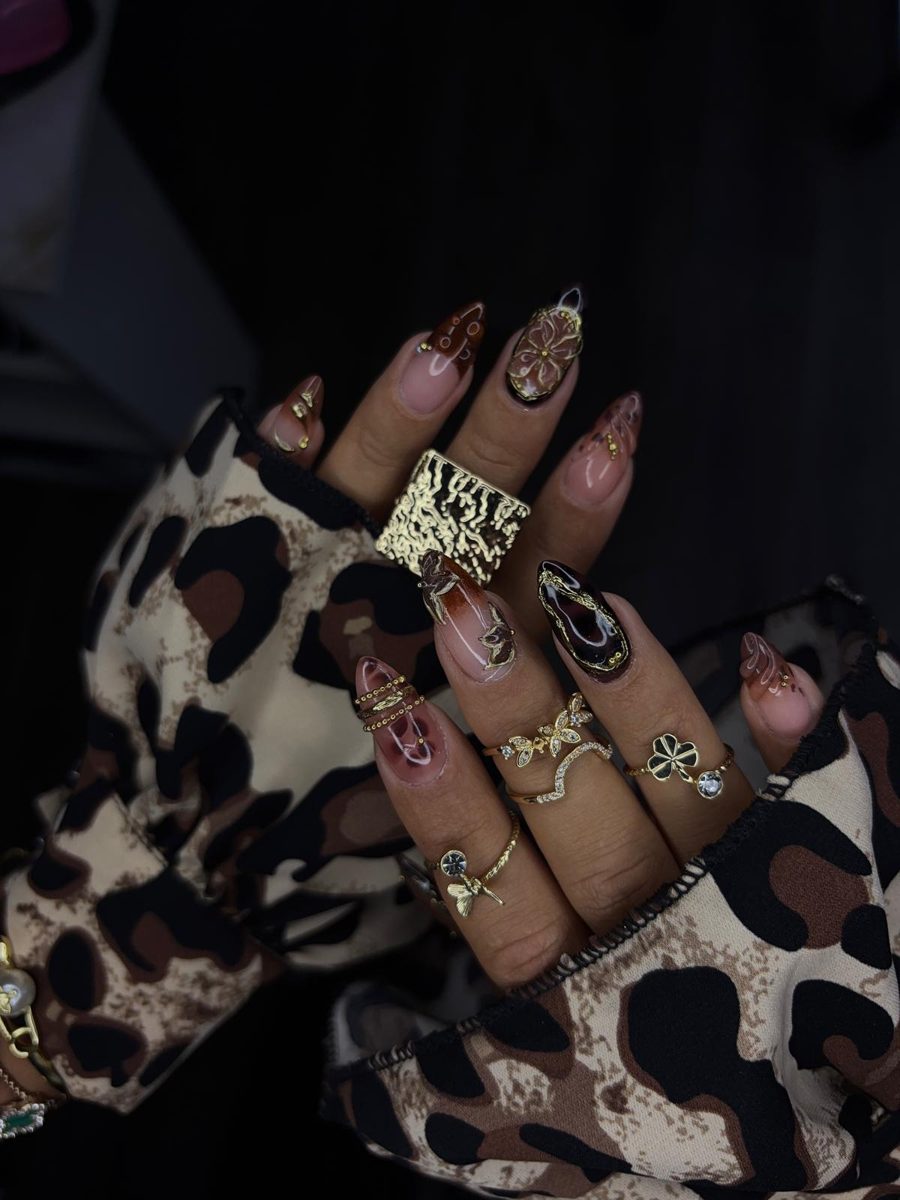 Nagelmodellage: Leo-Design in Braun mit Goldelementen