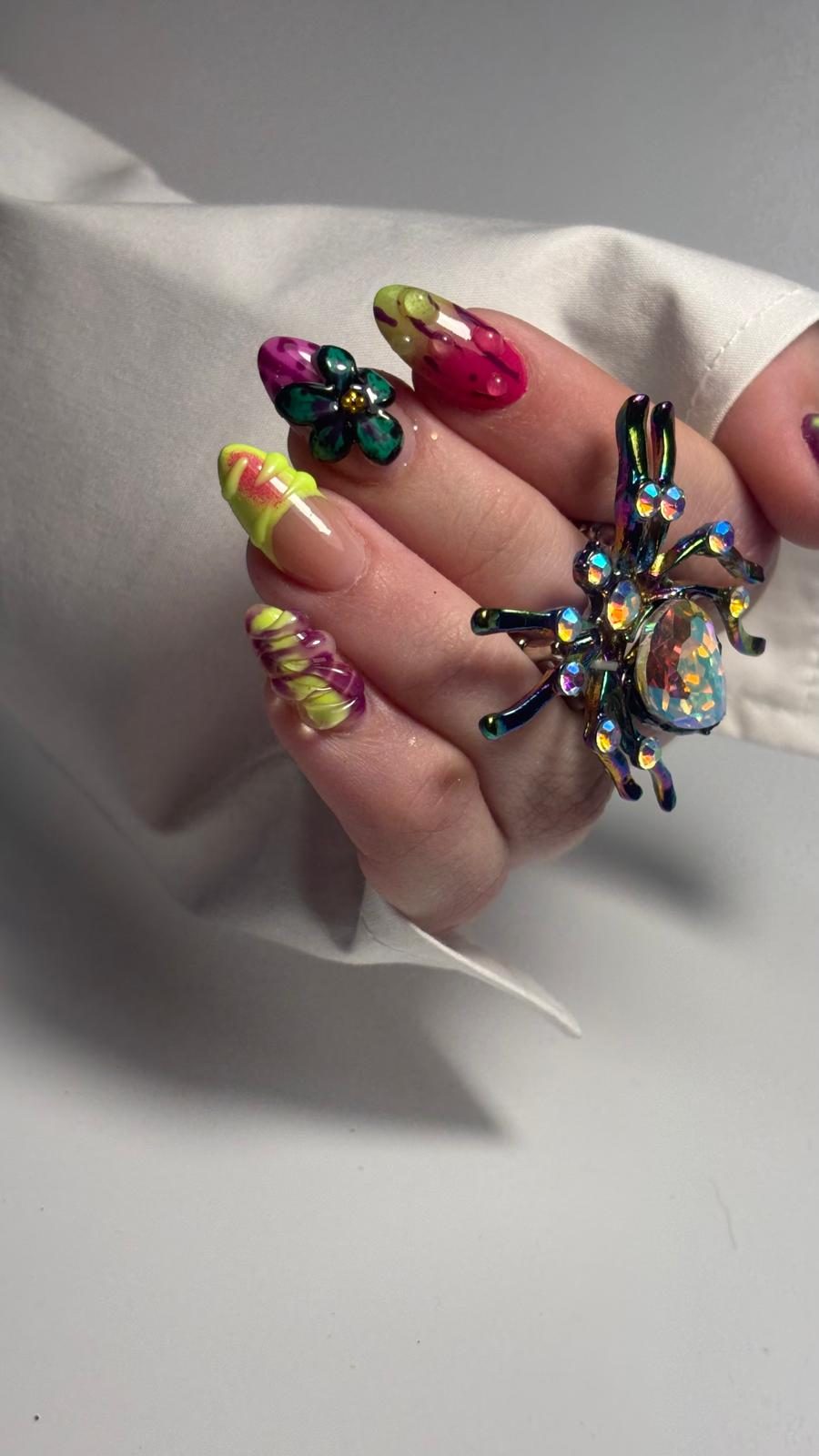 Nagelmodellage: Neon-Design in Grün und Pink