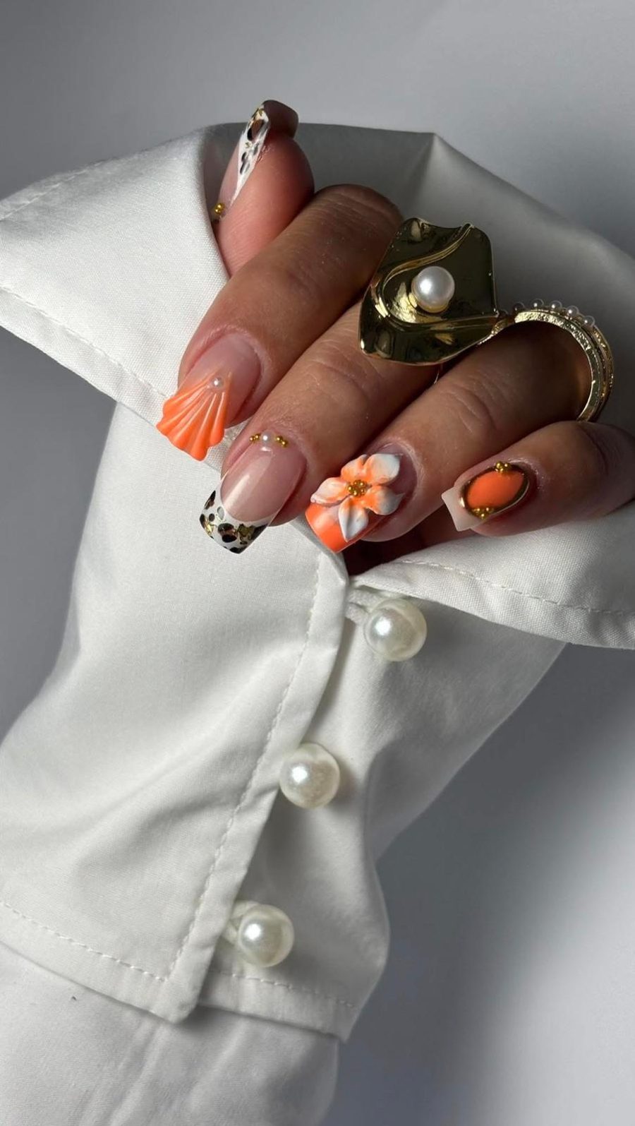 Nagelmodellage: orange Muschel- und 3D-Blumen-Design