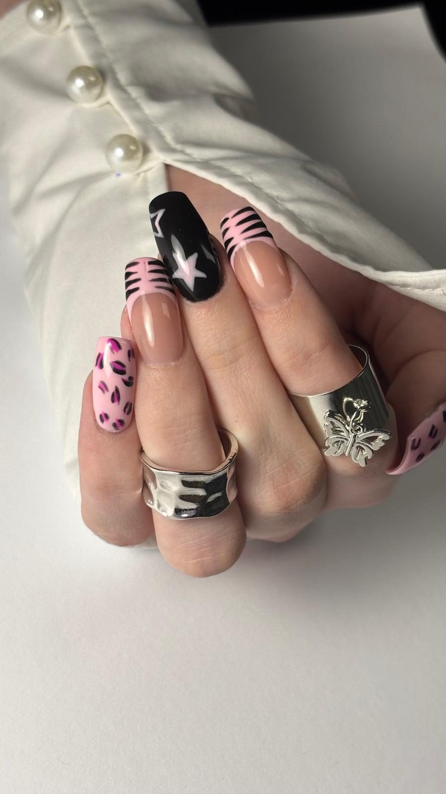 Nagelmodellage: rosa und schwarzes Design mit Sternen und Streifen