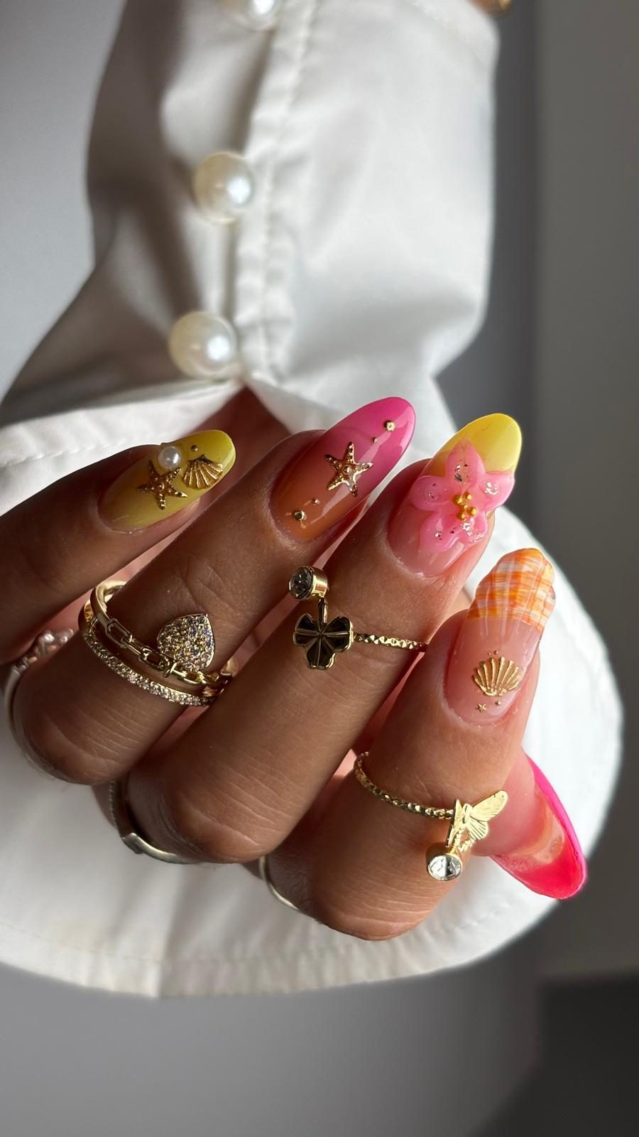 Nagelmodellage: Sommerdesign in Rosa und Gelb mit Muscheln